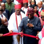 una unveiling 1