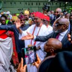 una unveiling 1aa