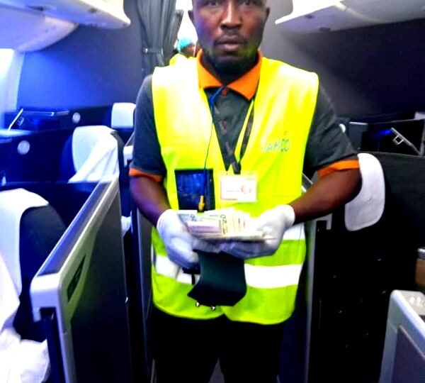 Encomiums As SAHCO Cabin Cleaner Returns $730, Credit Cards Found On BA Flight